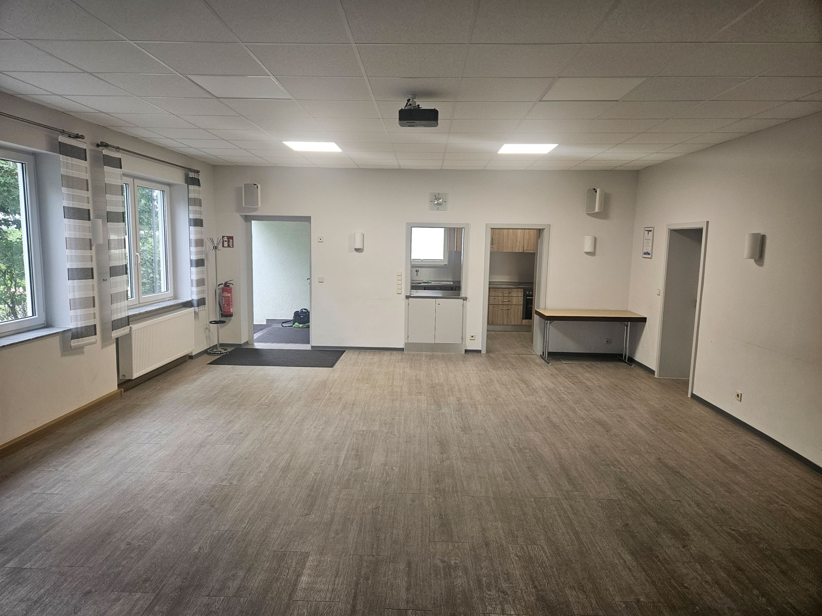 Küche im Gemeindehaus mit Gastro-Ausstattung