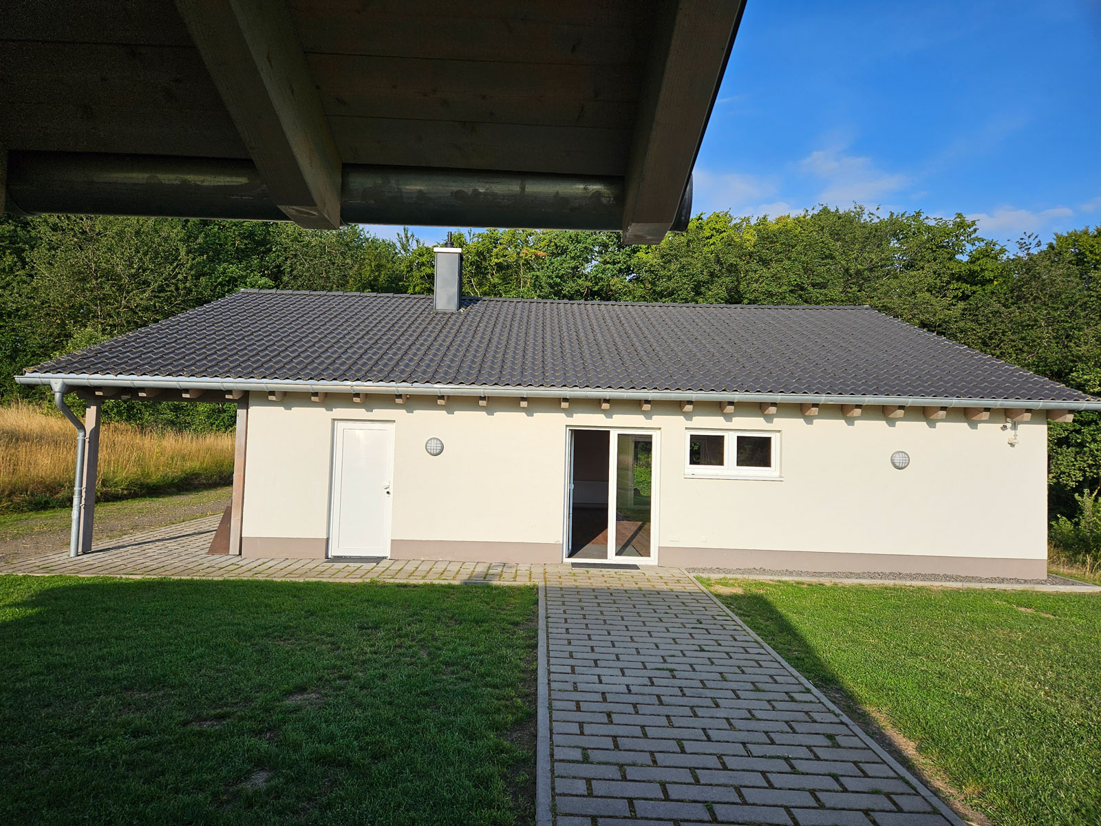 Küche im Waldhaus mit Gastro-Ausstattung