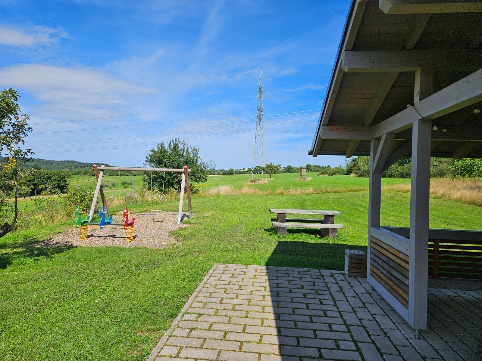 Außenbereich mit großer Wiese