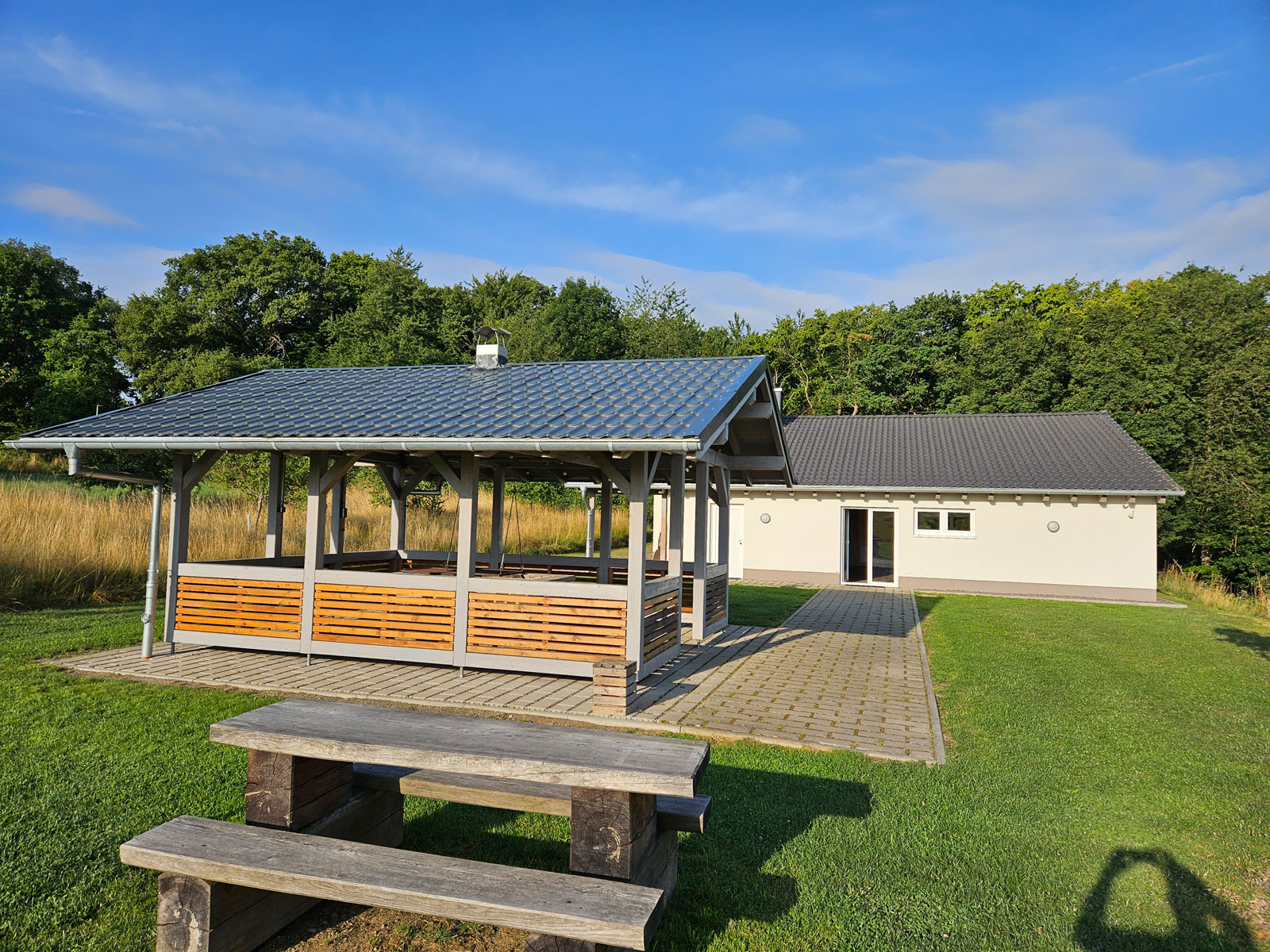 Innenbereich des Waldhauses mit gemütlicher Sitzgruppe